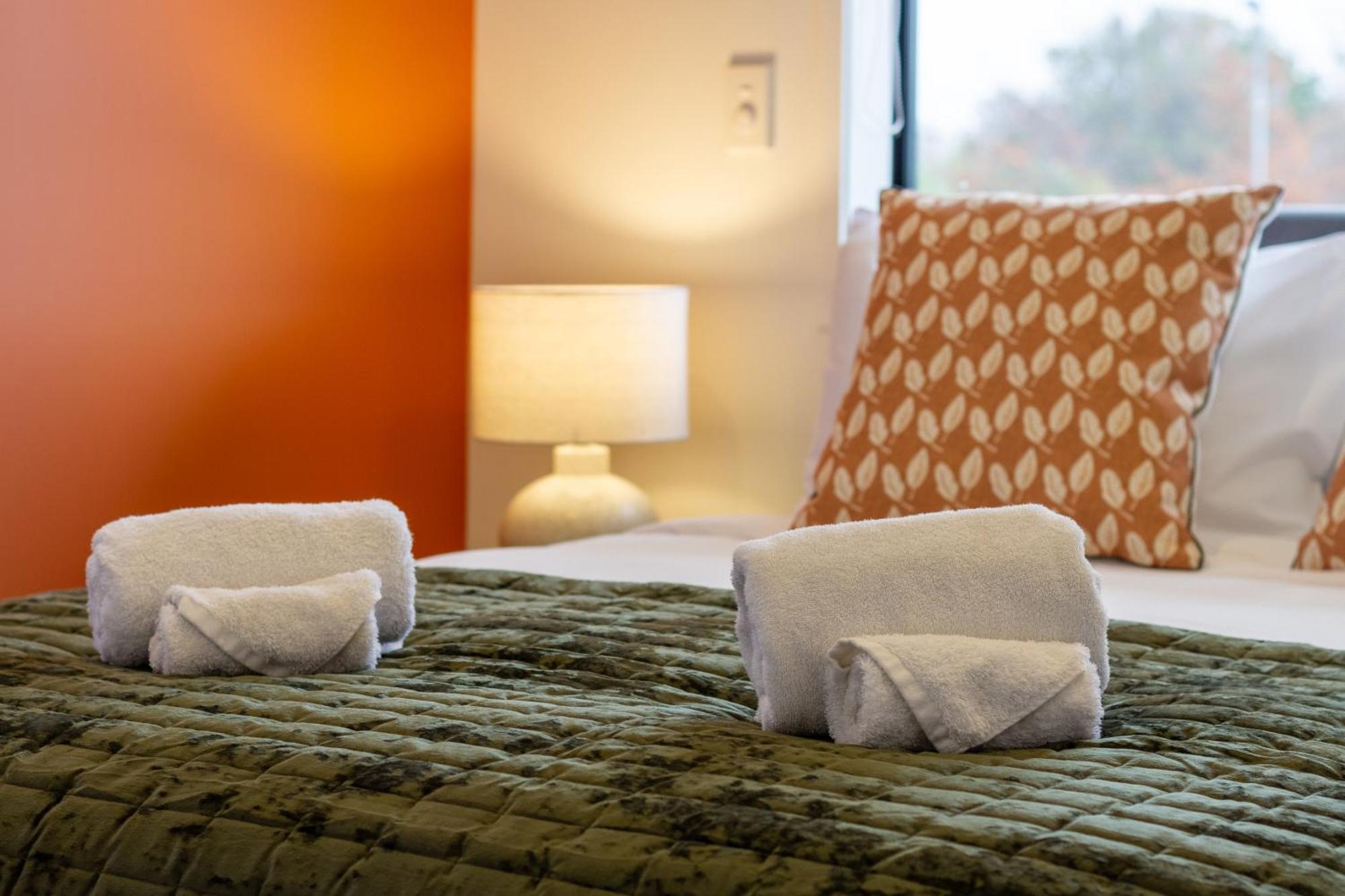 Serene Living 2 Bed With Carpark Christchurch Buitenkant foto