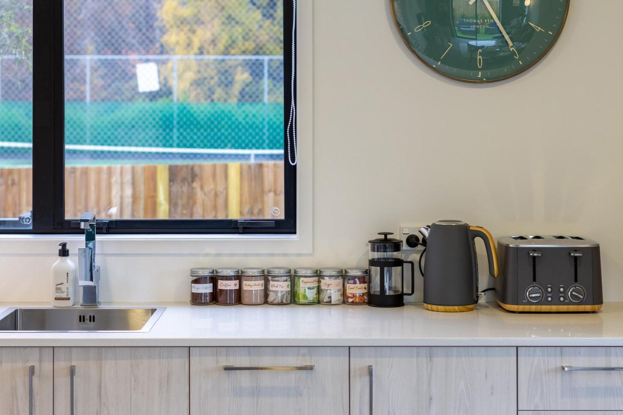Serene Living 2 Bed With Carpark Christchurch Buitenkant foto