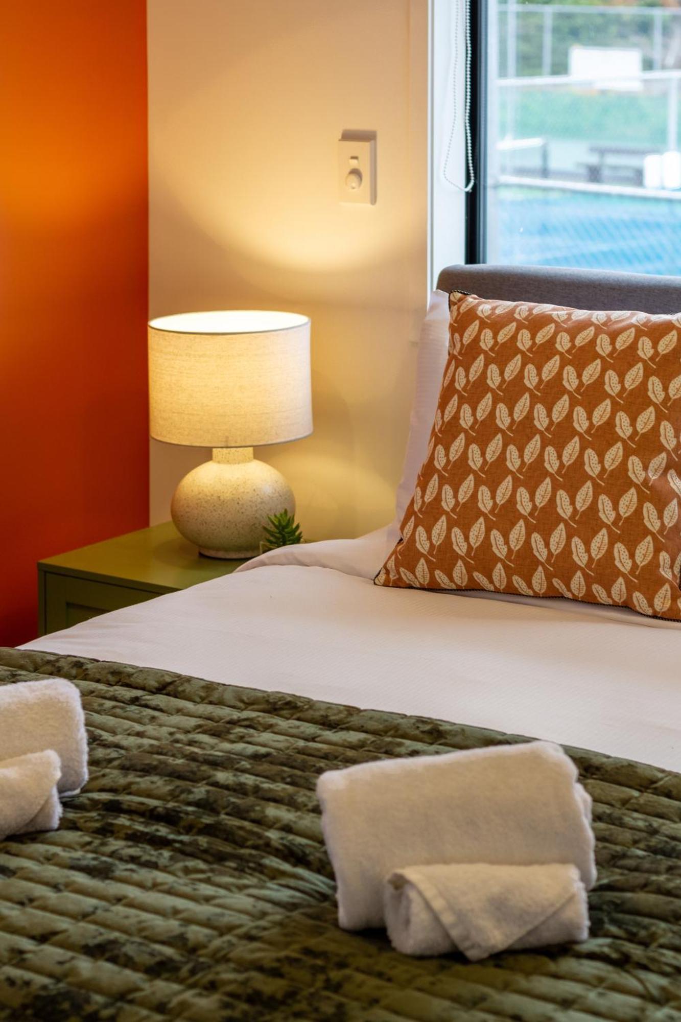 Serene Living 2 Bed With Carpark Christchurch Buitenkant foto