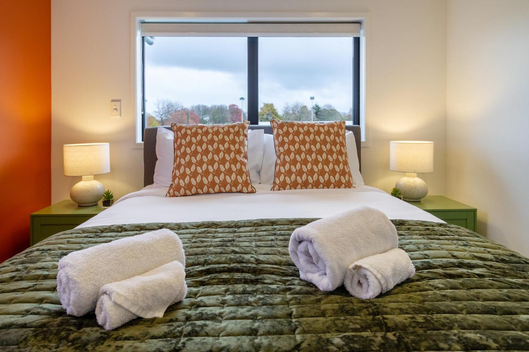 Serene Living 2 Bed With Carpark Christchurch Buitenkant foto
